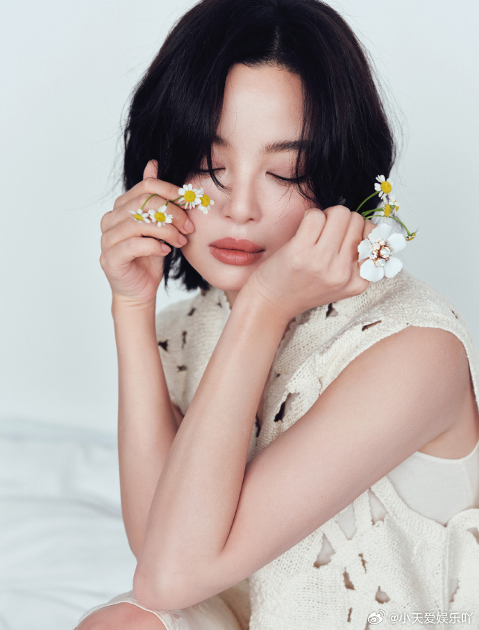 辛芷蕾溢出屏幕的生命力简单穿搭也能穿出高级感，辛芷蕾自带的气场和生命力，真的越看