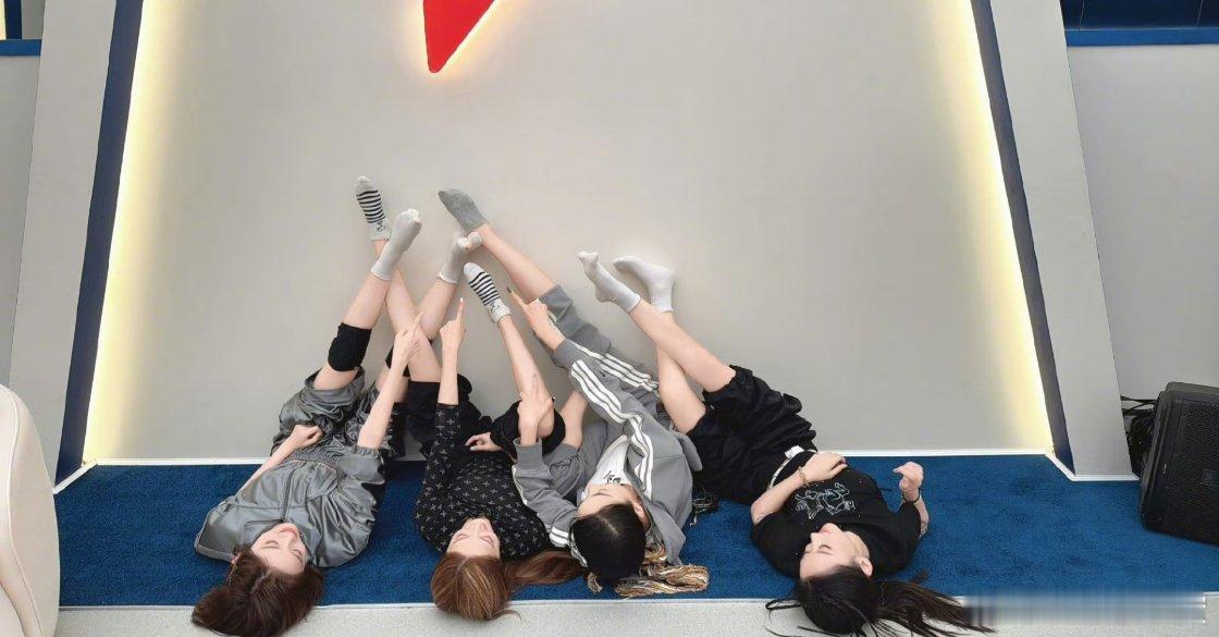 唐艺昕袜子都跳破了唐艺昕二公练舞练到袜子都跳破了，还发微博跟大家幽默拉票，一点不