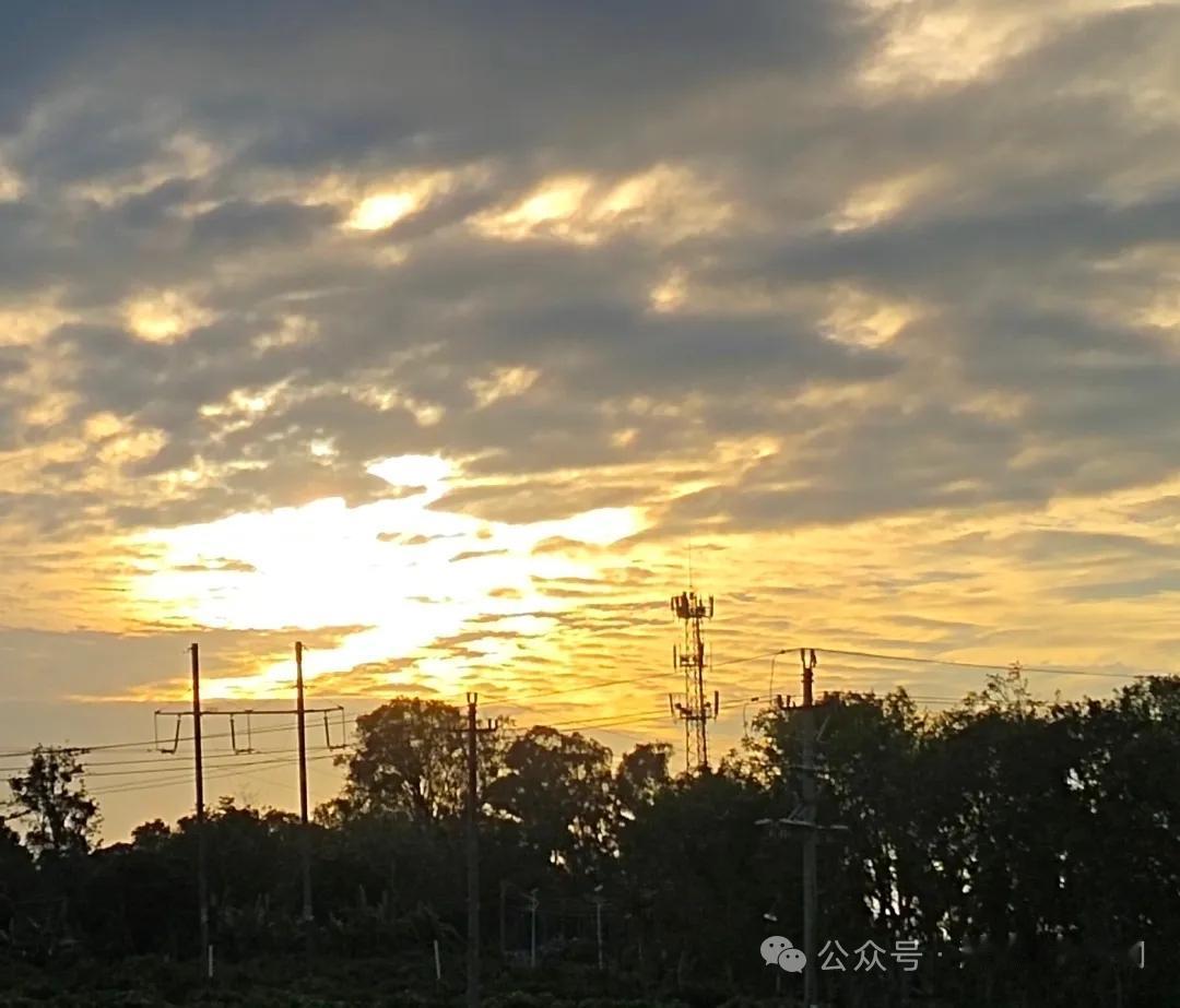 天净沙·夕阳
夕阳孤醉山巅，
乾坤融就幽妍。
村野晕呈浪漫。
放歌狂转，
暮霞欢