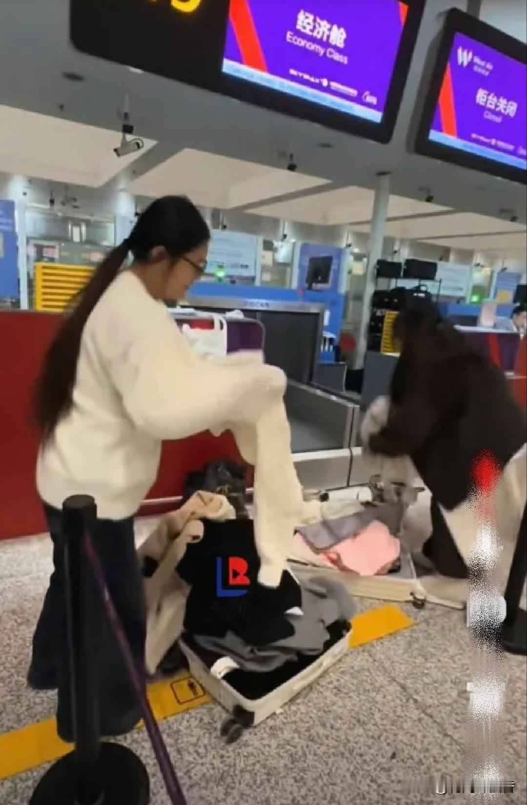 笑不活！
行李超重收500元，
俩女孩机场狂套厚衣服，心疼好笑
 
俩女孩坐飞机
