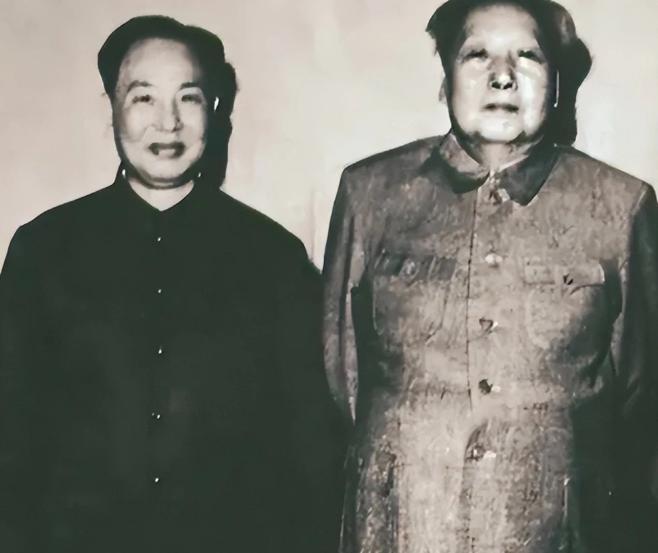 1954年，中南海的餐桌上，毛主席夹起一块菜放进嘴里，眉头微微一皱，这菜过于咸了