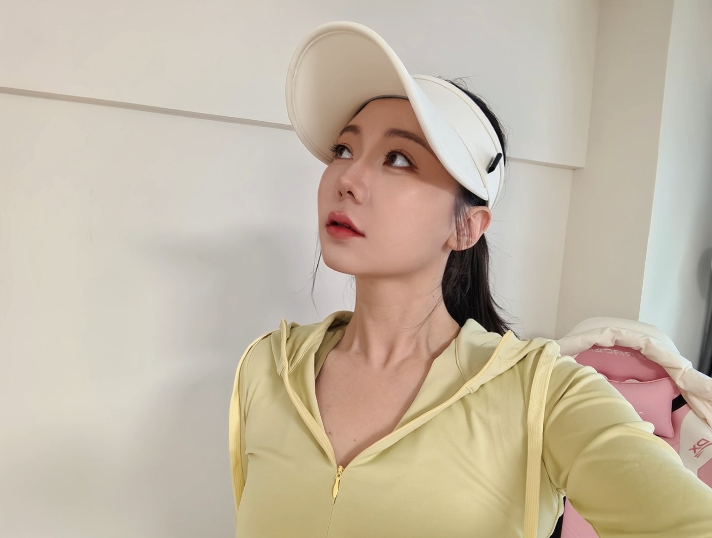 要去打羽毛球了两顶帽子二选一同事说选阿迪的鸭舌帽，觉得这个显年轻我觉得太阳帽也挺