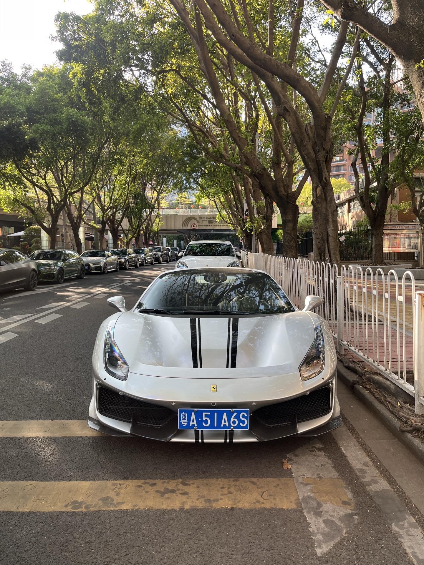 阳光下的银色银色Ferrari 488Pista Spider格外耀眼✨