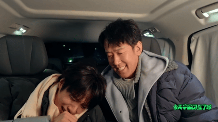 刘耀文黄子韬打电话假哭刘耀文有点演技全用黄子韬这了宇宙闪烁请注意刘耀文跟黄子韬视