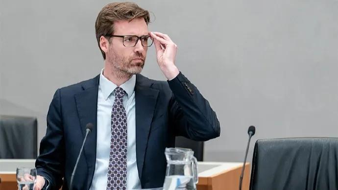 不能等，荷兰新首相访华。7月16日，根据接近荷兰方面的人士透露，荷兰新首相杰滕预