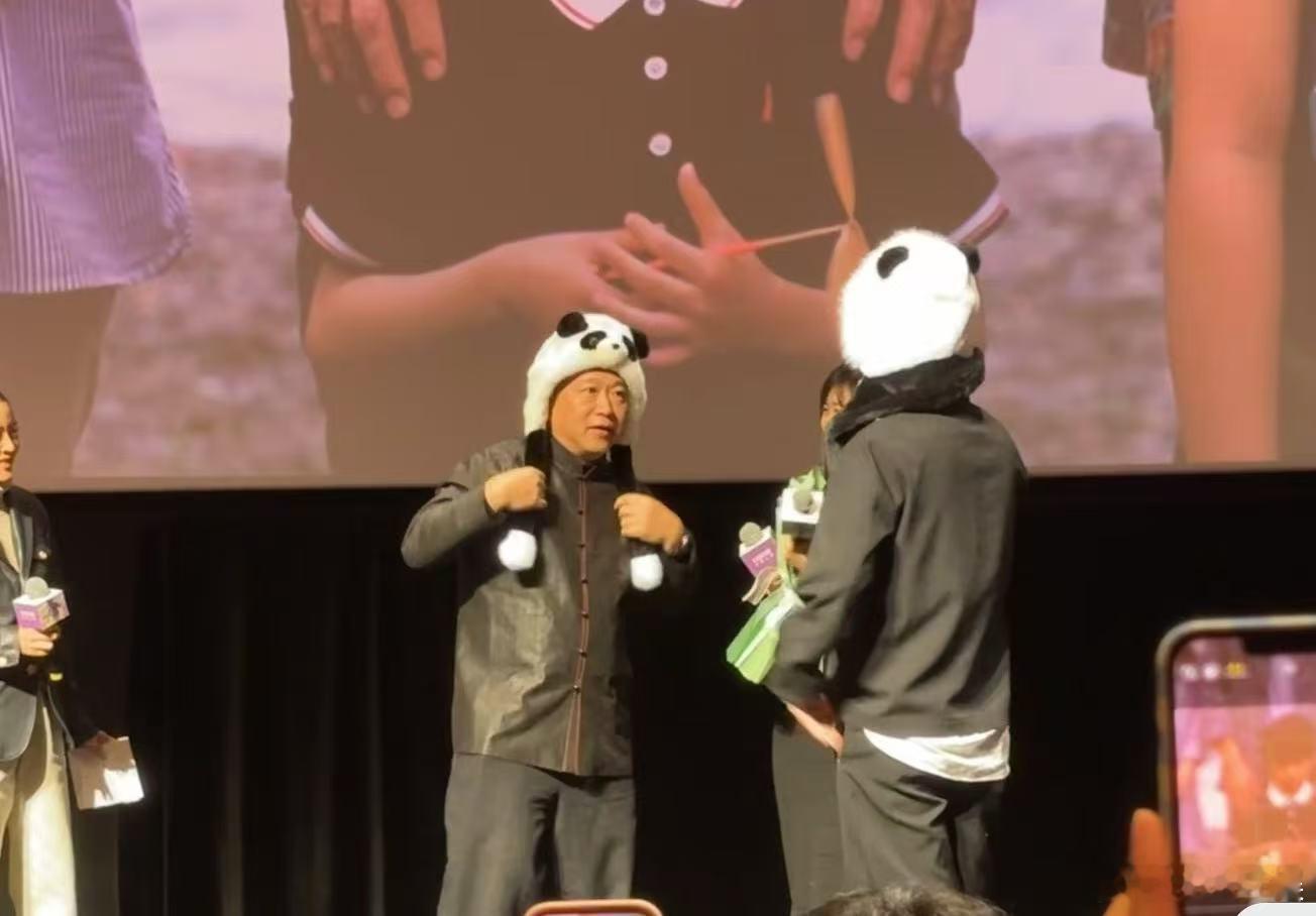 是枝裕和首映礼秀新中式上衣  是枝裕和导演太有心啦！为见中国观众专门穿定制新中式