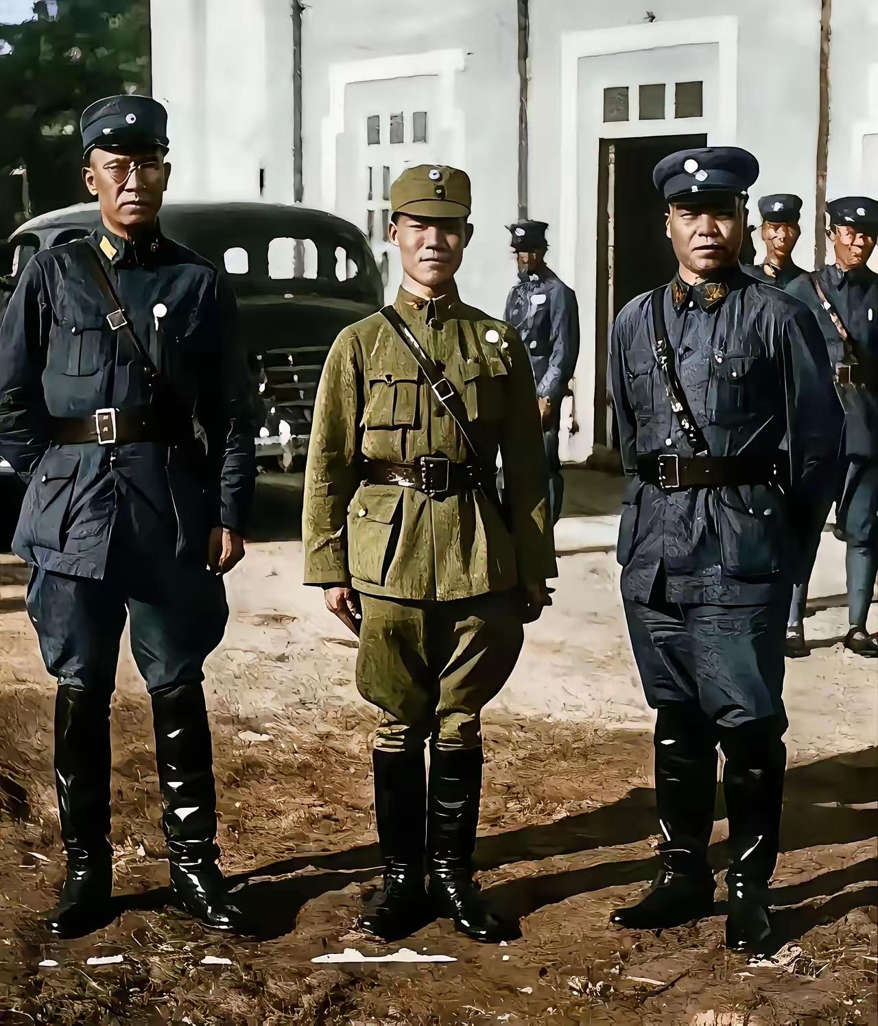 “国军三位抗日名将”拍摄于1936年南宁（如下图），其中一个人曾在“台儿庄保卫战