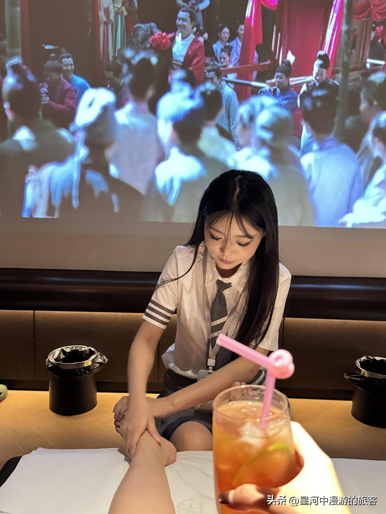 足浴技师穿小蓝裤是擦边？西安女技师一句话，扎心又解气！

家人们，最近刷到个事儿