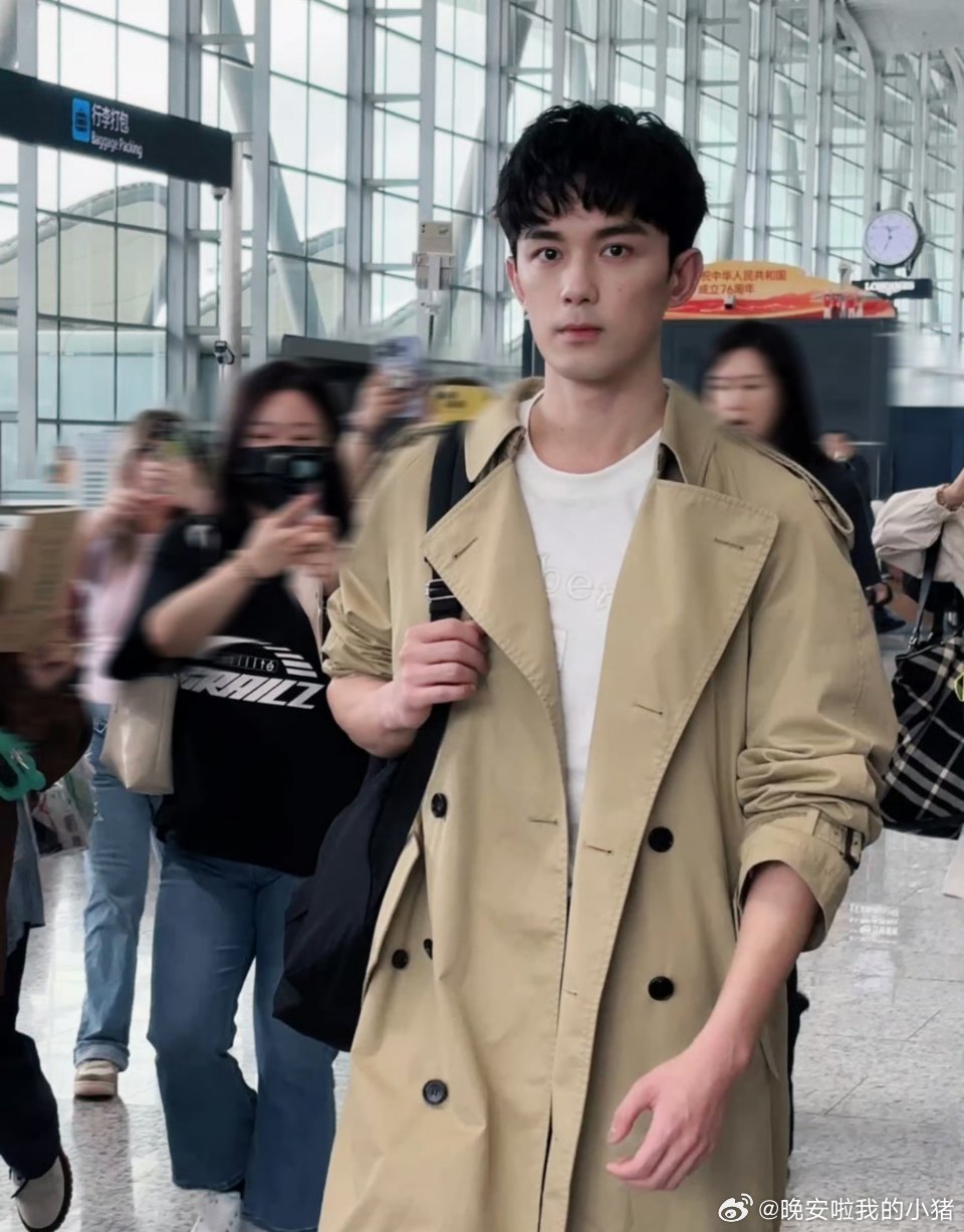吴磊、张婧仪出发伦敦时装周出席 Burberry 大秀 ​​​