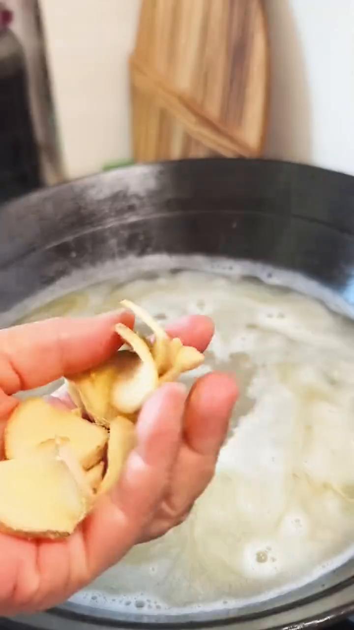 鲫鱼汤。
鲫鱼在家到底怎么做汤汁都是奶白的，还没有一点腥味。为了这个做法，最后出