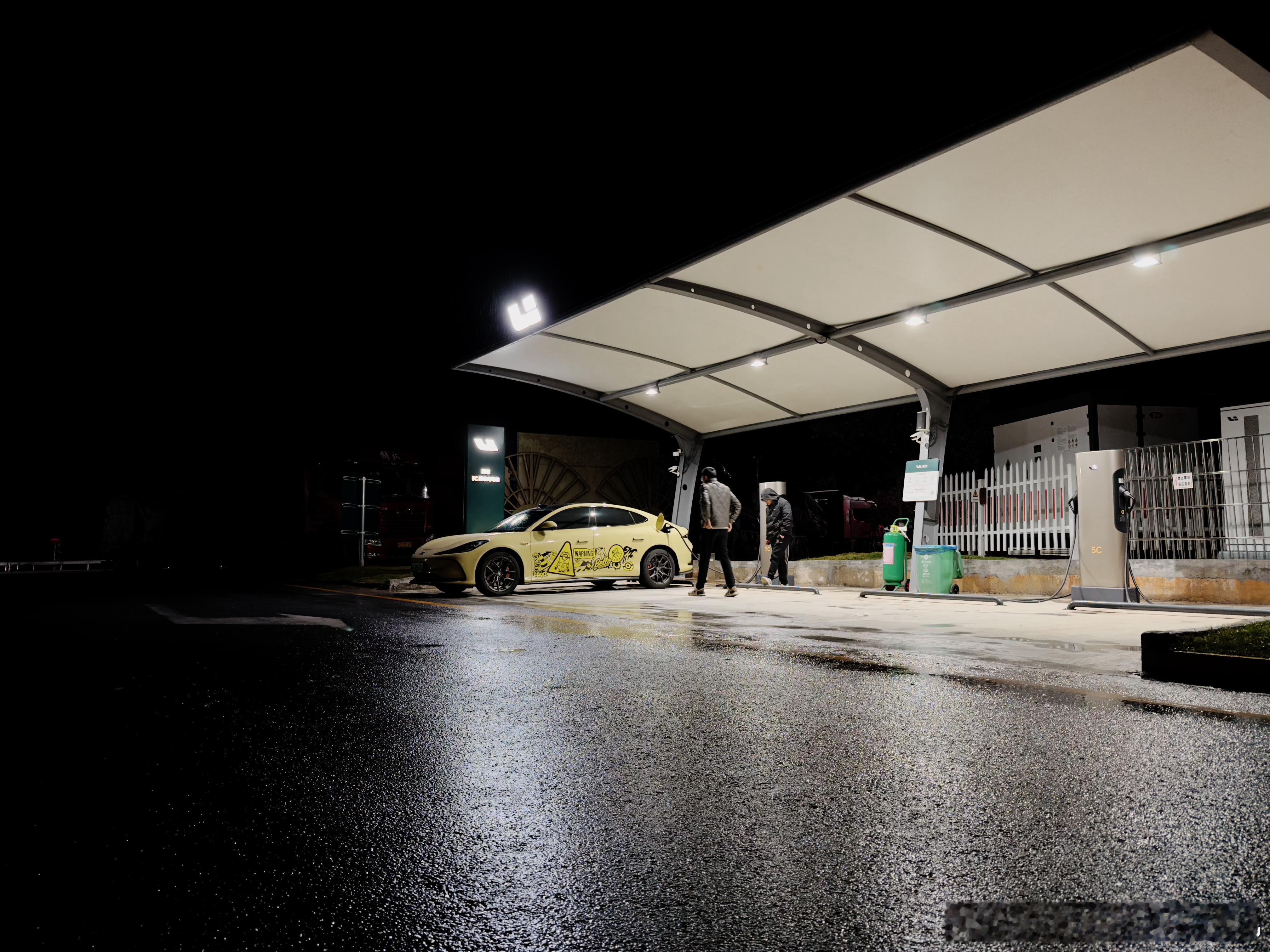 理想在高速上建了那么多快充桩还是挺好的，方便了我们非理想车主充电高速上国网最快也