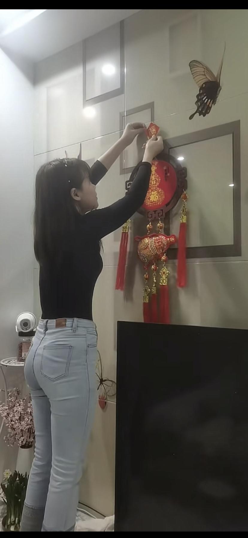 红妆新贴春联，福气满门来。