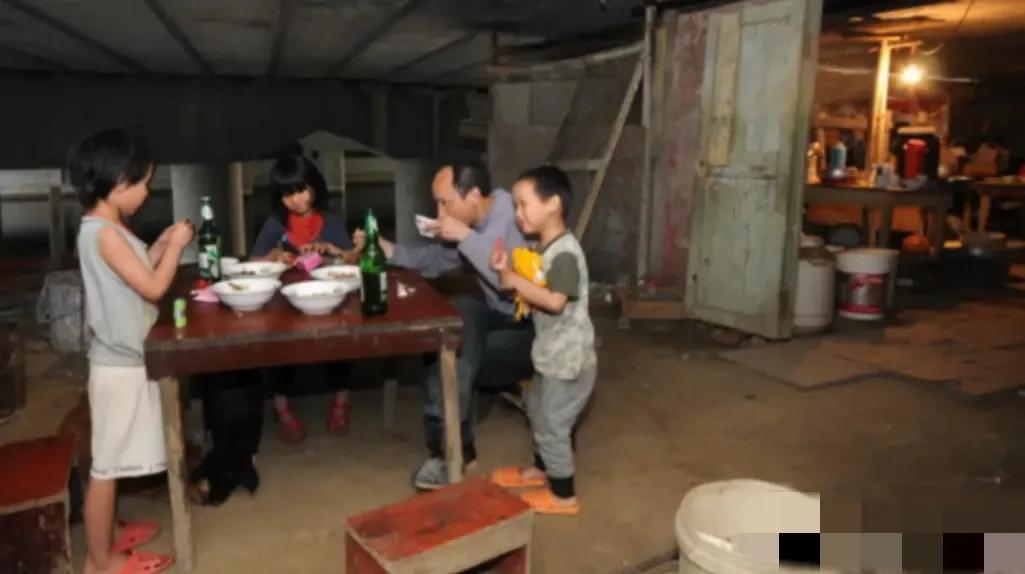 2010年，浙江嘉兴一位记者，下班路过一座桥，低头一看发现桥洞里有亮光，他好奇地