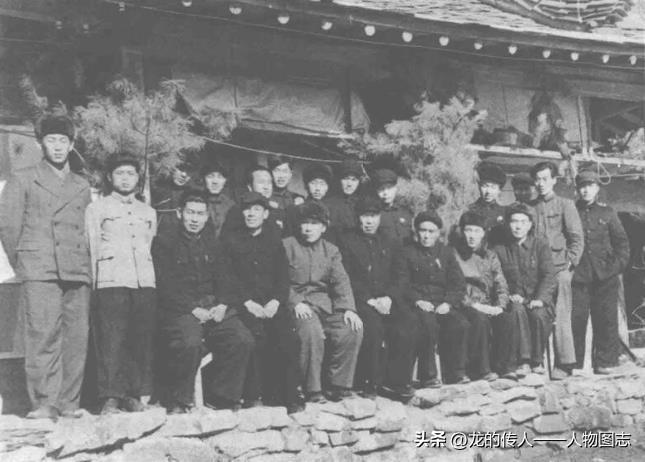 1951年11月，伍修权(前左五)赴朝时与中国驻朝鲜大使倪志亮(前左六)等合影