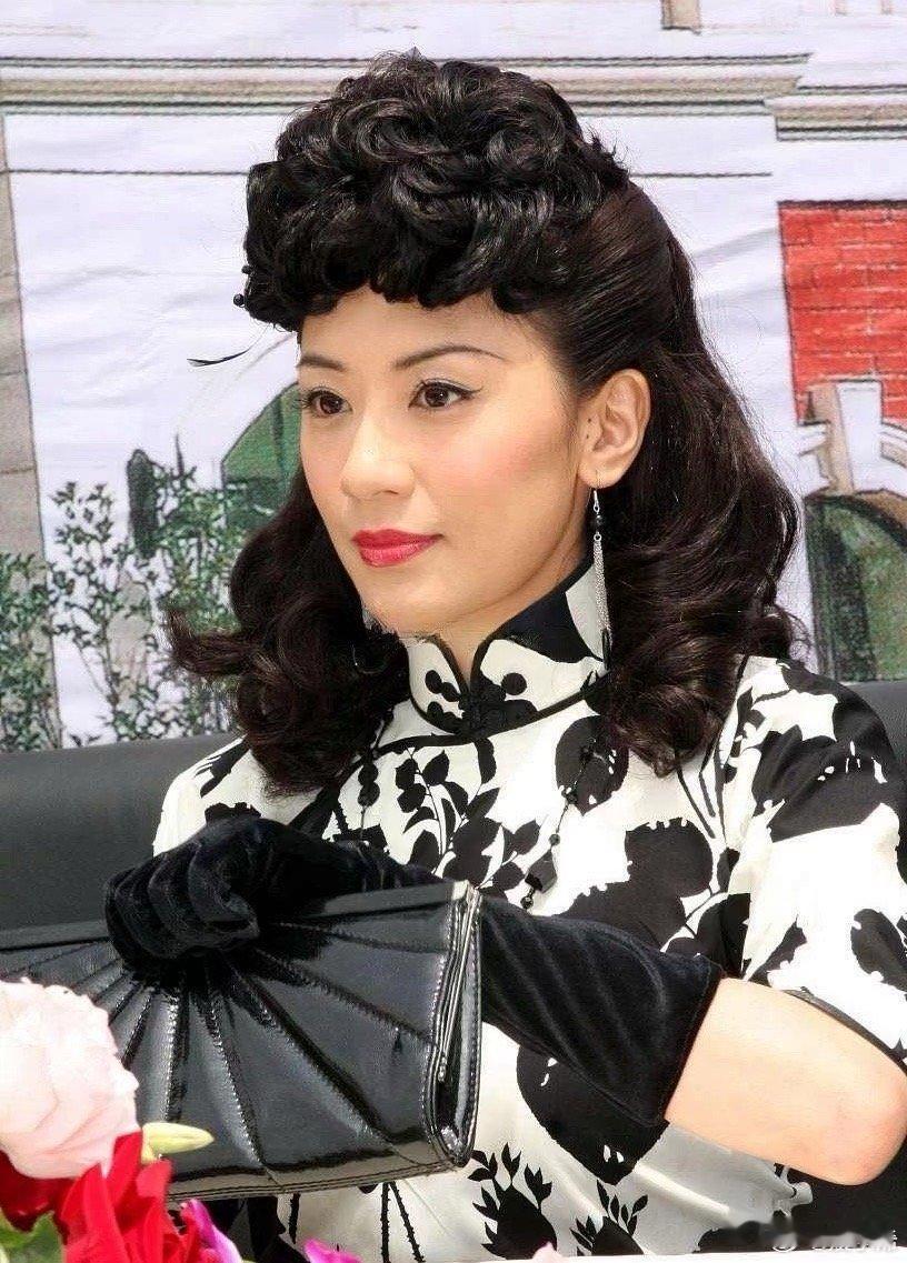 贾静雯这身穿着打扮独具魅力，透着一股成熟女人的风韵。 ​​​