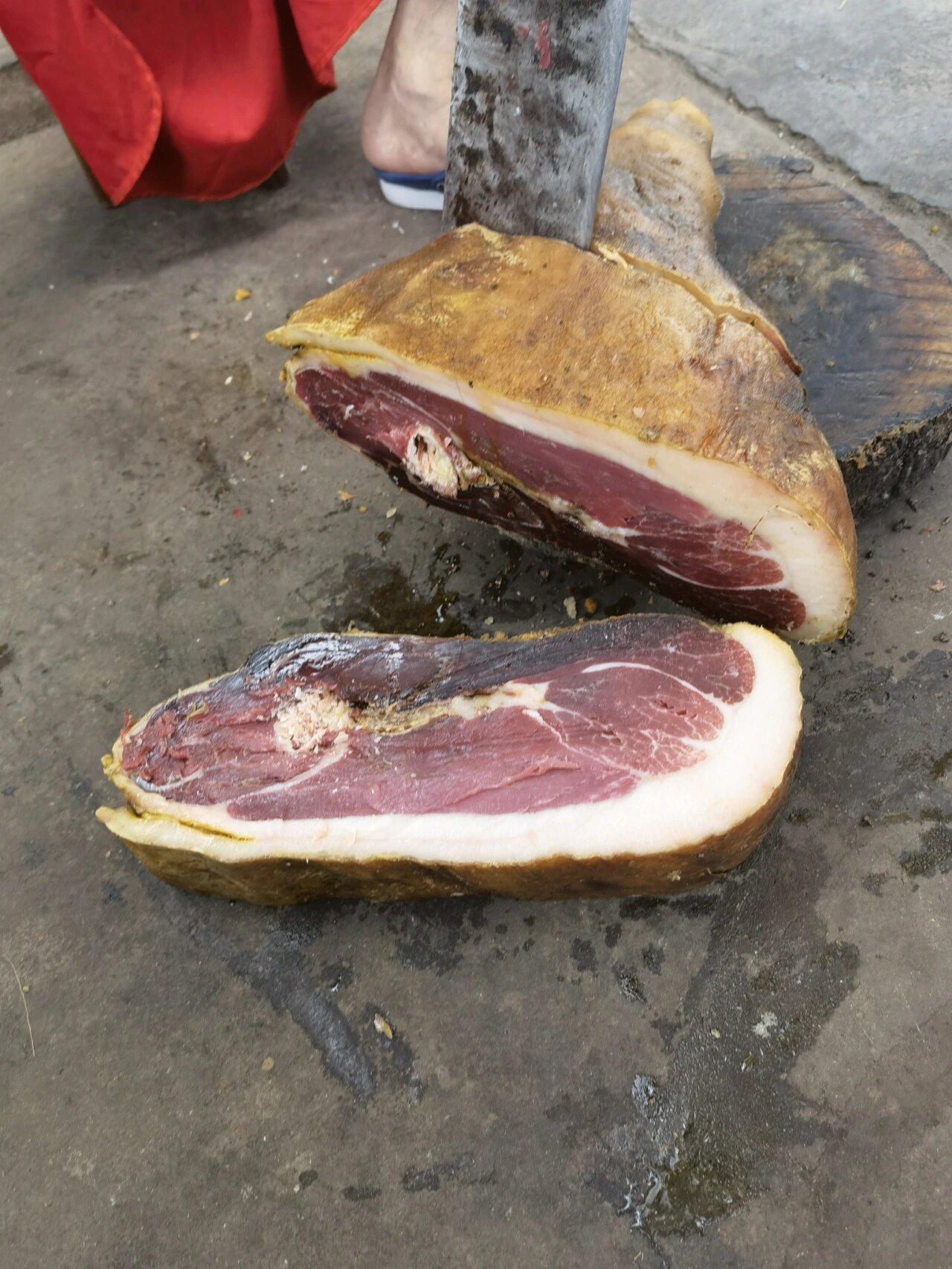 今天大姨拿了两根老火腿给我，看着挺普通的。大姨一走，我老婆就说了，你看这火腿表面