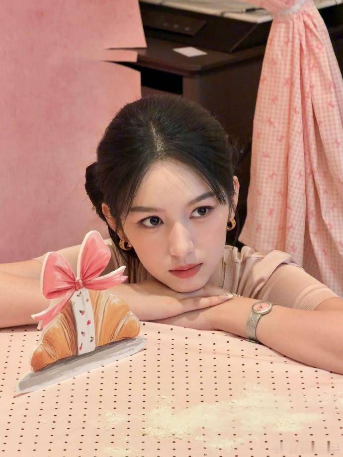 周也花式秀美甲周也好像油画里的在逃公主粉嫩妆造柔和不刺眼，搭配美甲精致又灵动 
