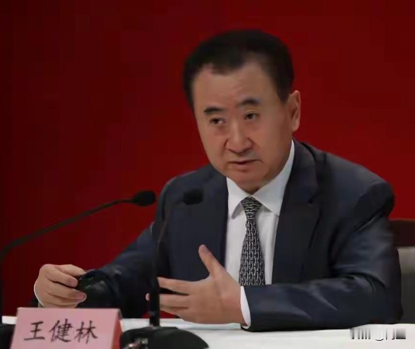 已经被限制高消费，
但是他不仅没有“技术性离婚”，
也没有离岸信托，更是在采访时