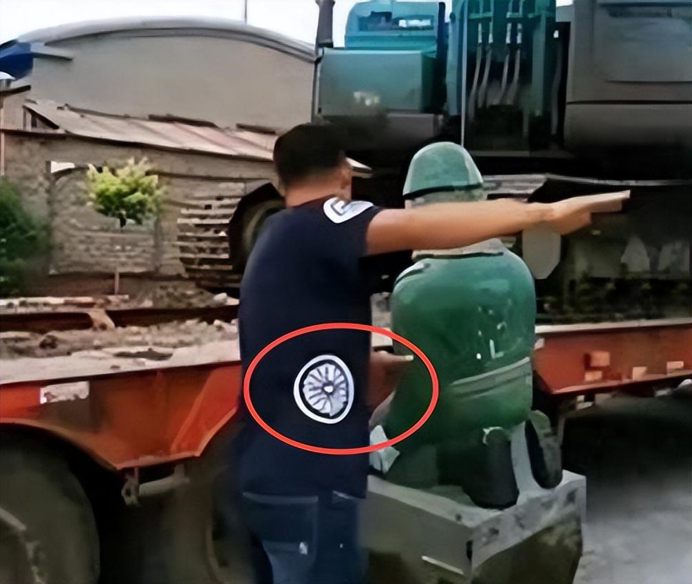 两座侵华日军跪像不翼而飞，监控拍下男人，身上细节让人背后一凉。

一块石头没了，