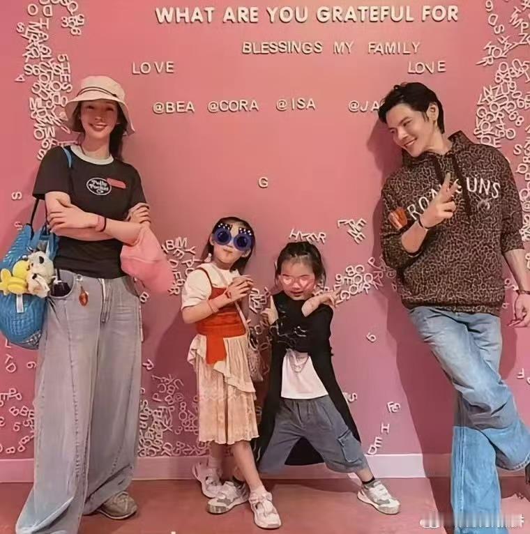 偶遇郭碧婷向佐带娃明星家庭的遛娃状态居然这么接地气，郭碧婷向佐在游乐园各玩各的手