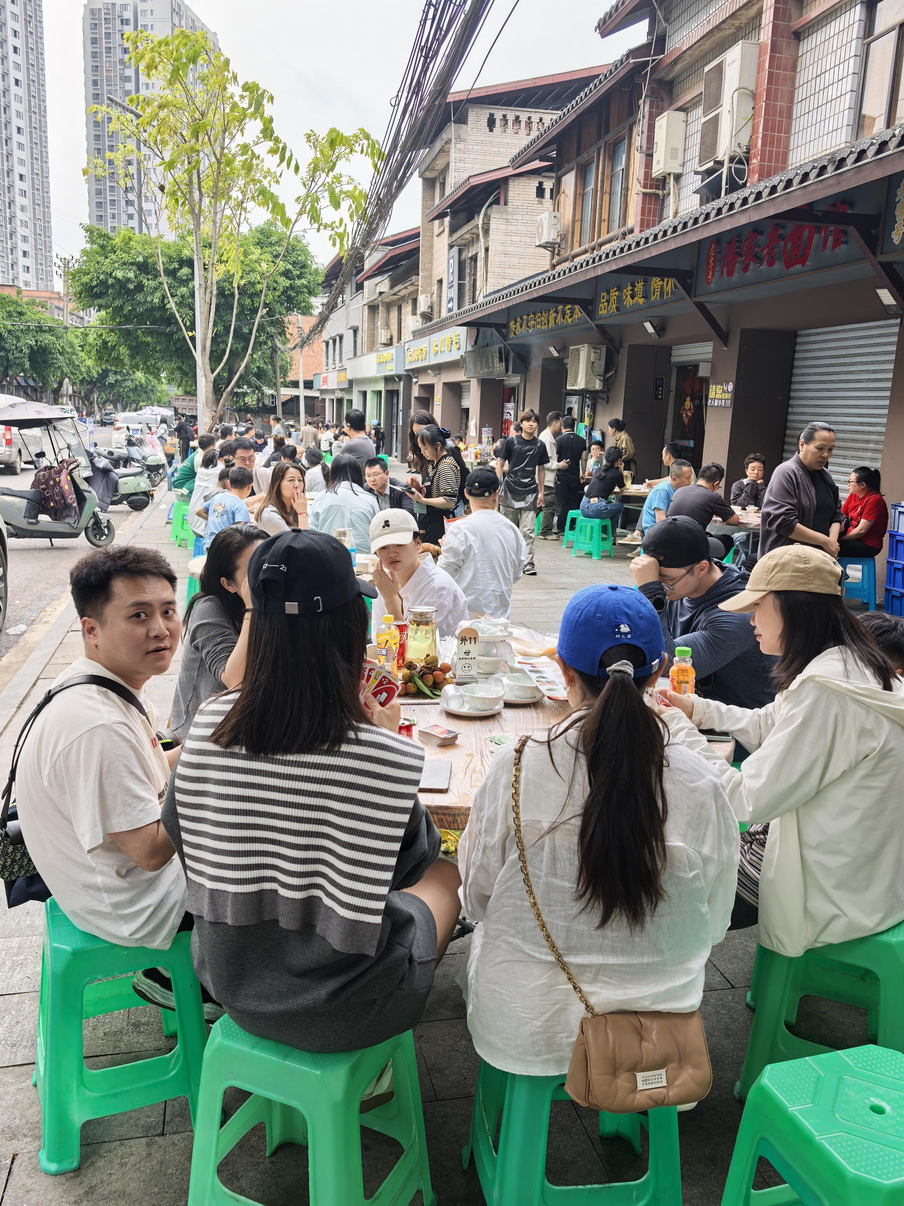 餐饮做到这程度也是够牛了，四点钟开始排队，四点半开始点菜，据说来晚了要排一小时，