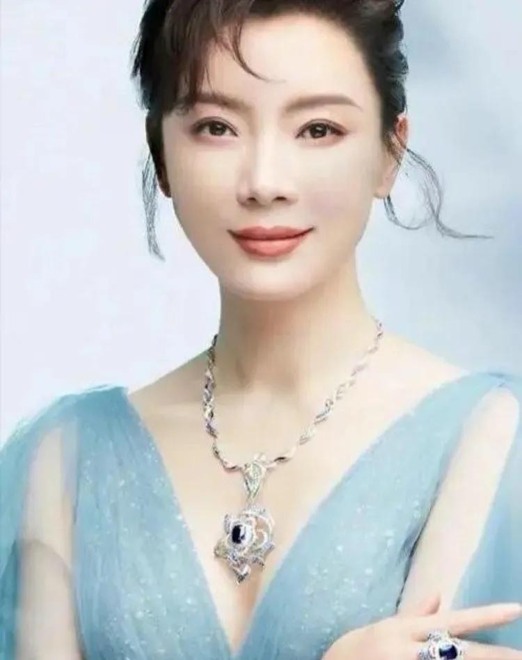 陈数以一袭香槟色连体裤搭配中分短发出行，展现出更美的造型。她肤白貌美，气质女神，