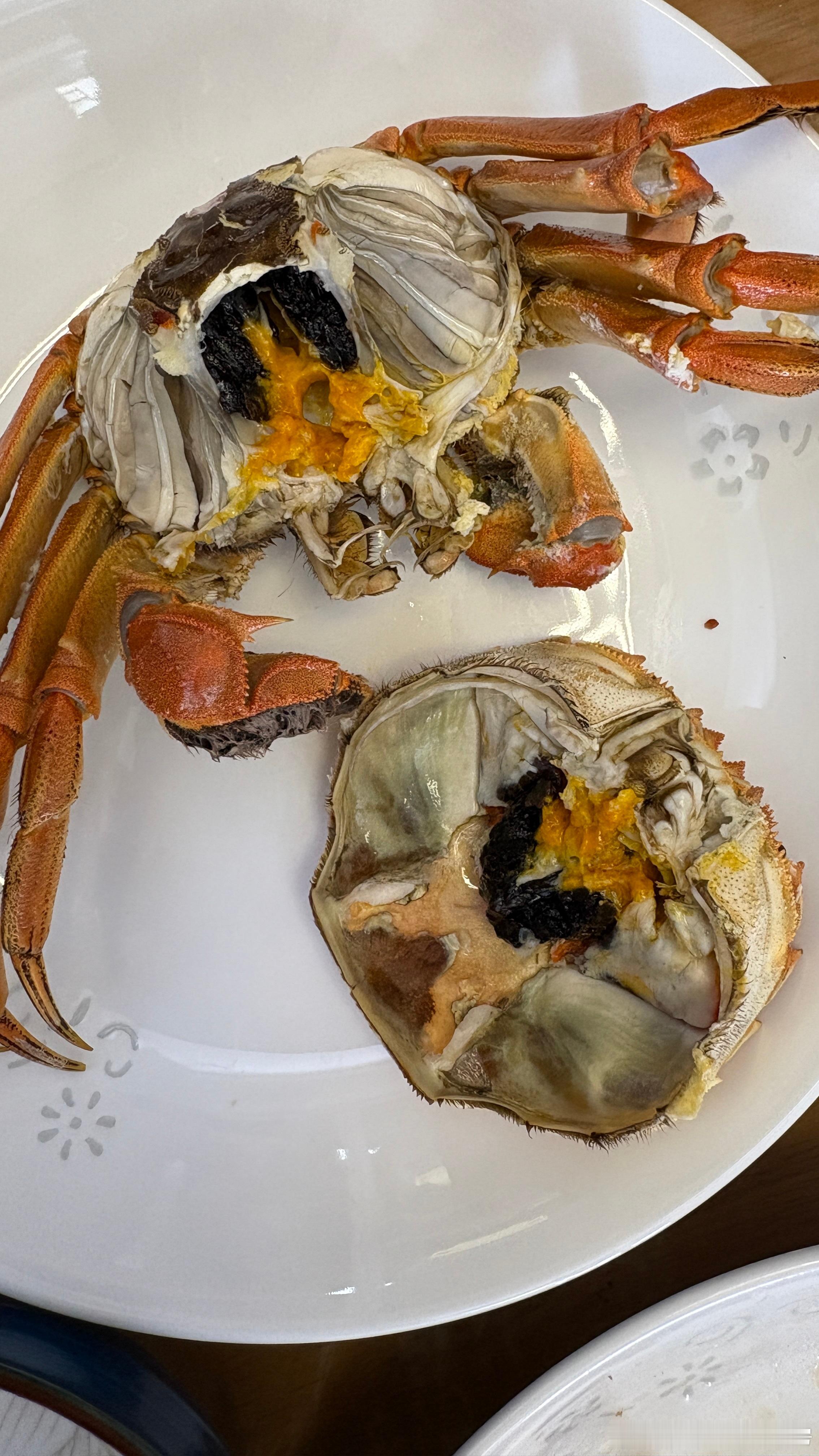 吃了那么多年螃蟹吓一跳怎么是黑色的原来是大闸蟹蒸的时间不够这种黑色，是母蟹在12