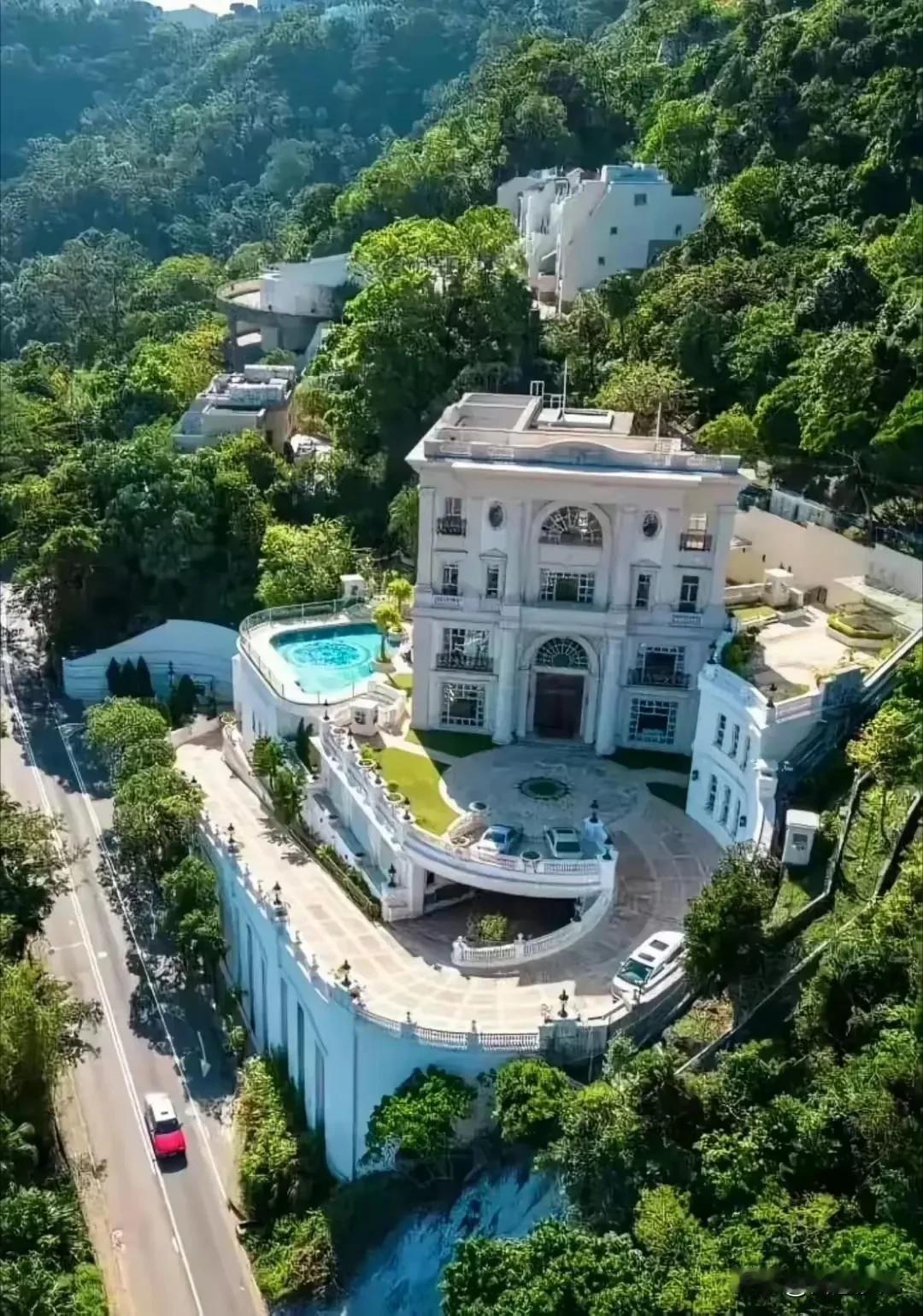 【李嘉诚豪宅】在风水学中，直来直去的道路容易形成“煞气”，被认为对居住者不利。而