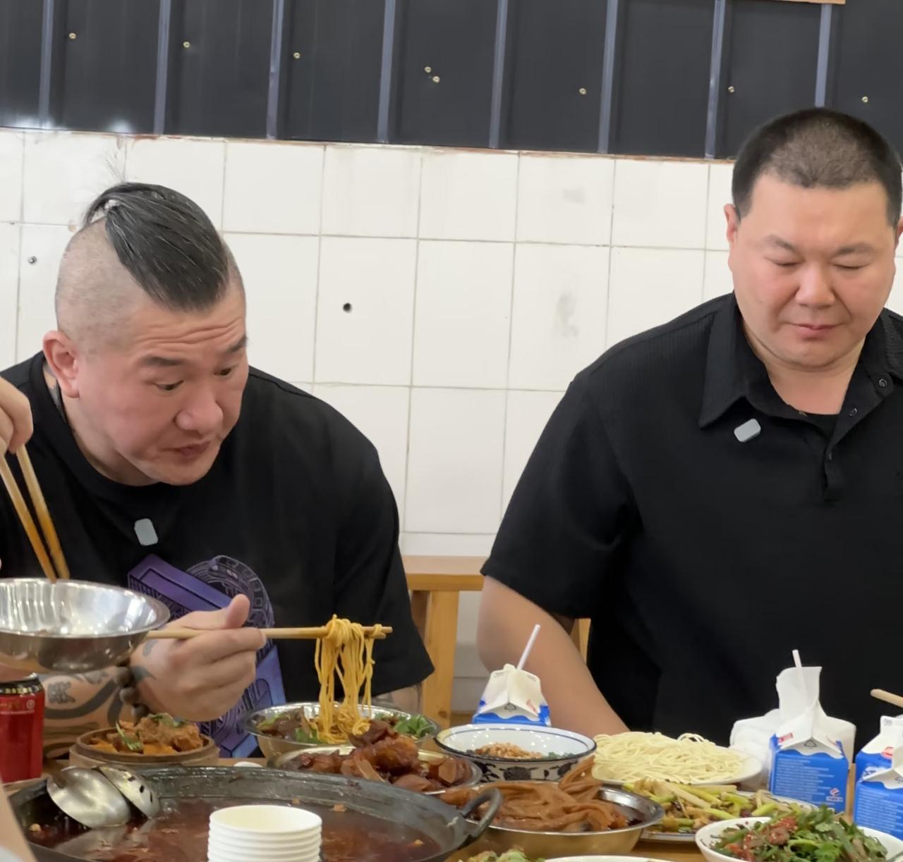 知名网红“台湾馆长”现身重庆一家餐馆吃耙牛肉，他和几位朋友点了一大桌重庆菜，吃到