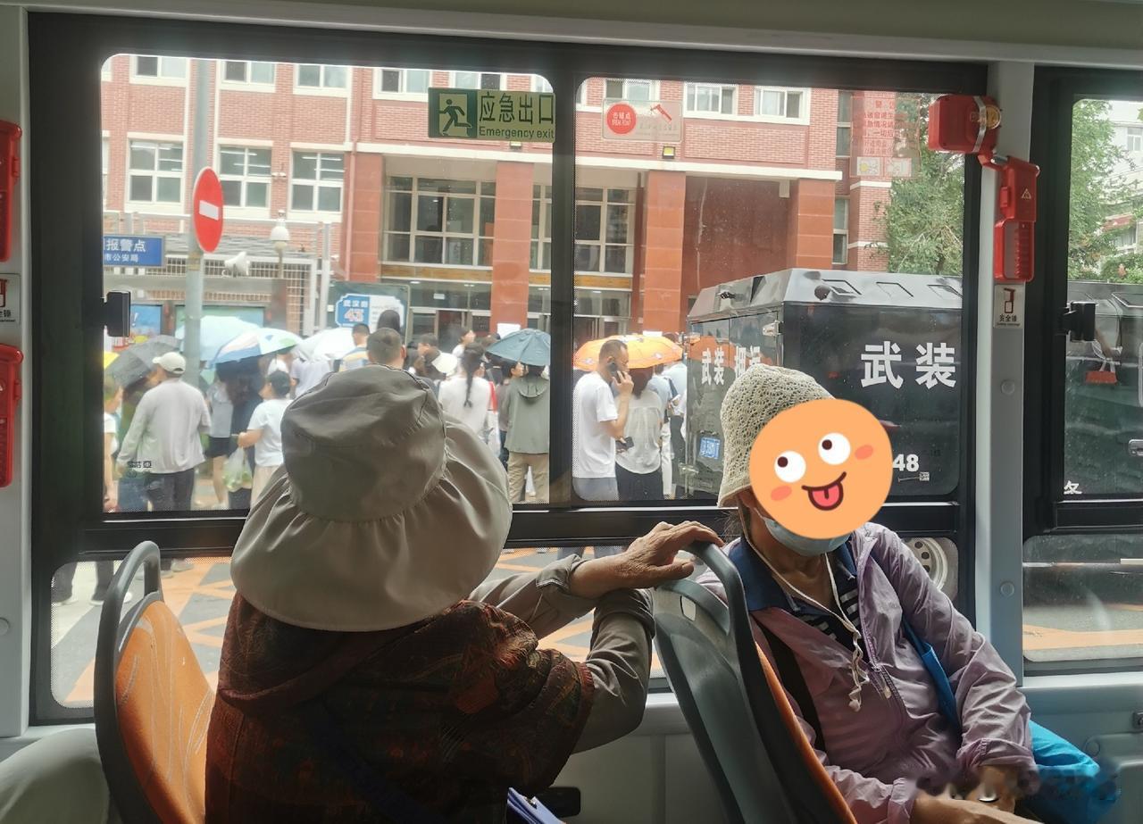 可怜天下父母心！

今天大连市普通高中学业水平合格性考试！

今天上午坐506公