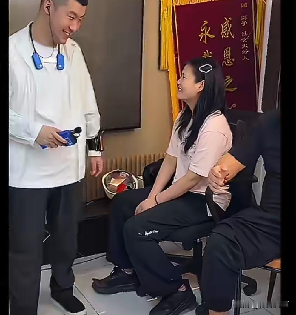 阿厦和大老媛吐槽给大哥找媳妇啥也不管，他就压个油，其他都是我经管！

     