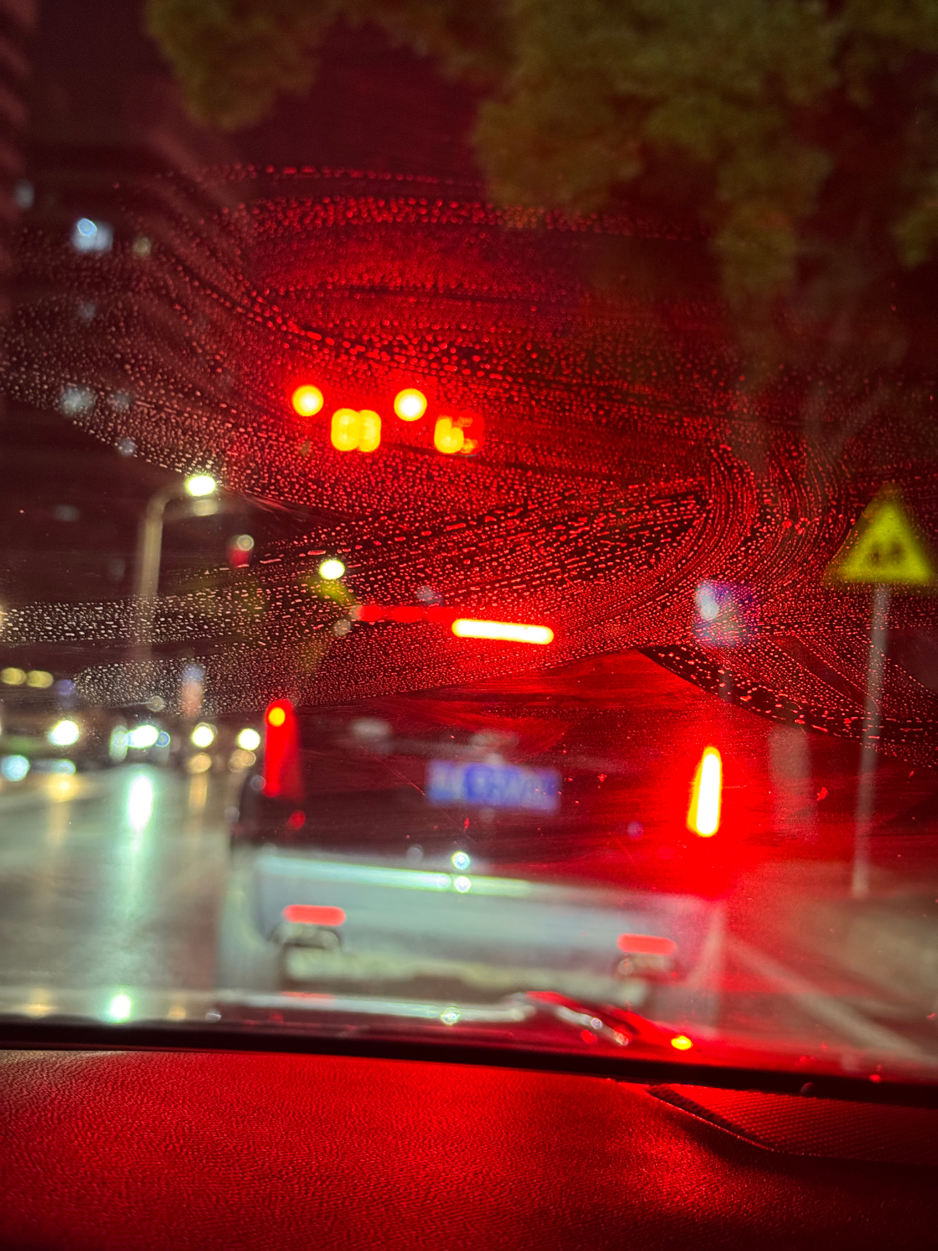 过年期间见到很多凯蒂尾灯总是一边明一边暗不应该这么拉吧