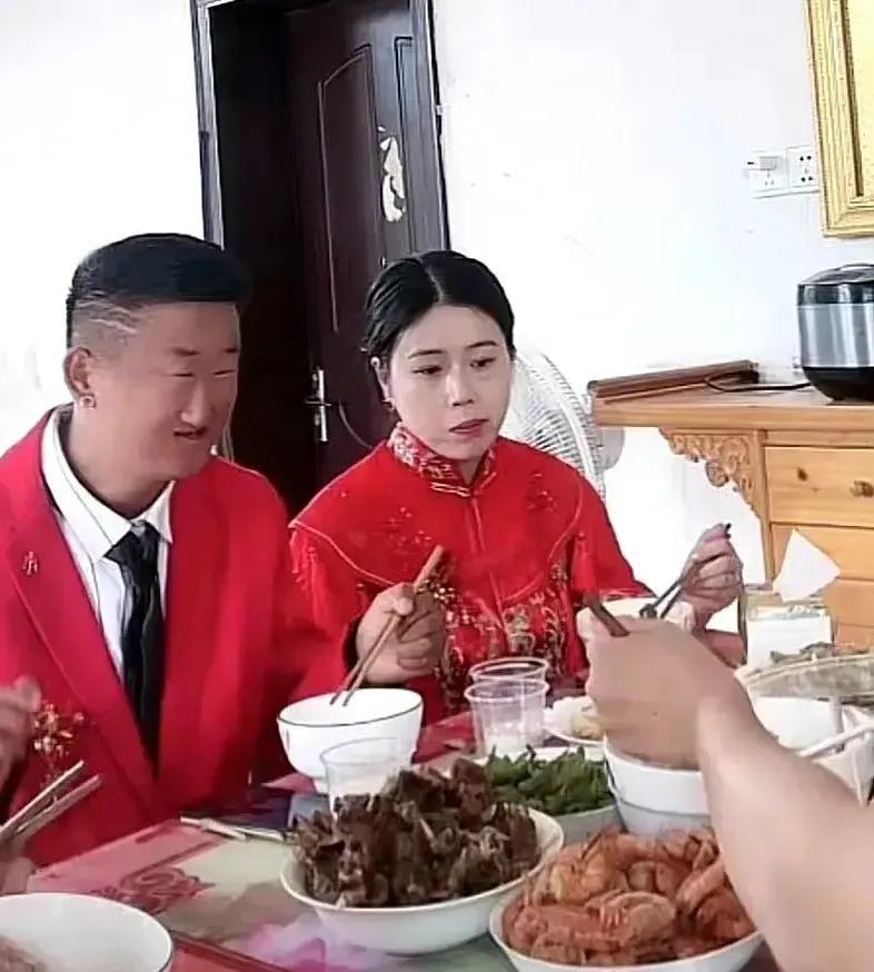 结婚了？合肥步行街的网红！

前段时间，经常刷到这哥们的视频，非常有意思。
先是