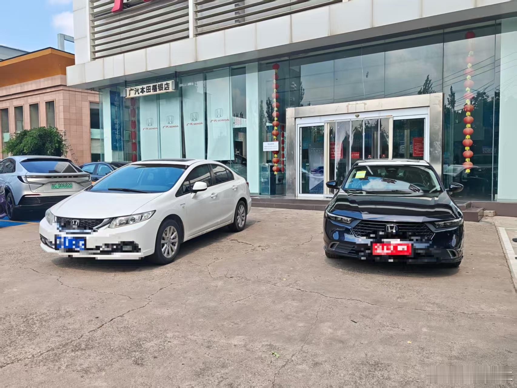 山西老哥雅阁phev提车返图      这位老哥是九代思域车主。前年他成功推荐亲