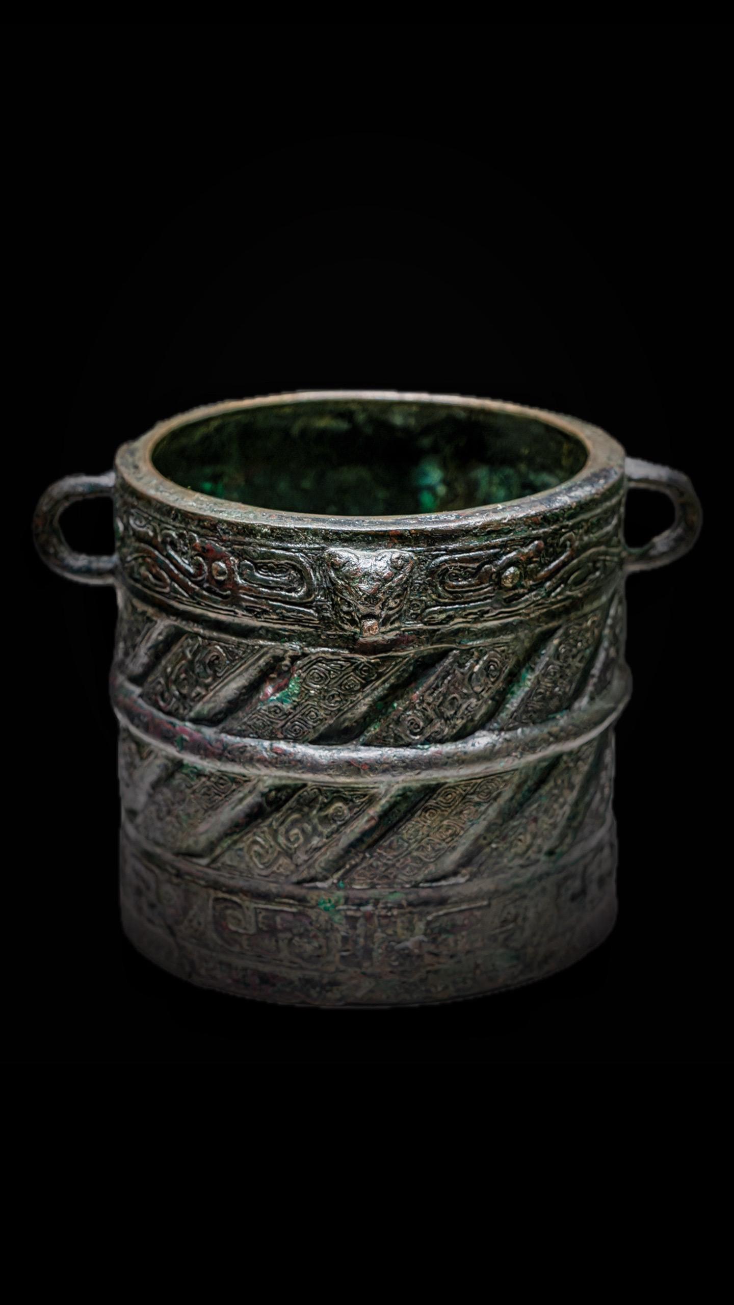 西周•“召”青铜卣。维天之命，于穆不已 于乎不显，文王之德之纯 假以溢...