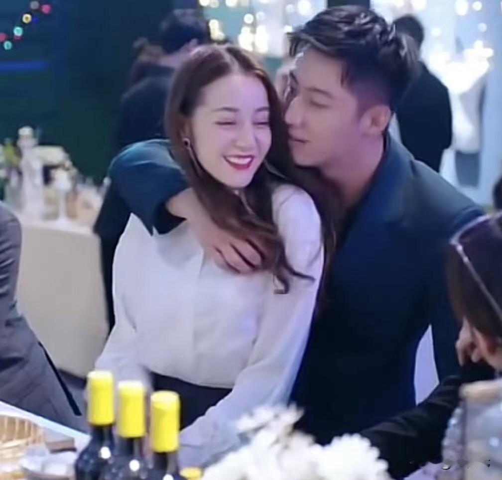 恋情实锤⁉️33岁黄景瑜和35岁金晨亲密动作引全网猜测，真相究竟如何？
近日，随