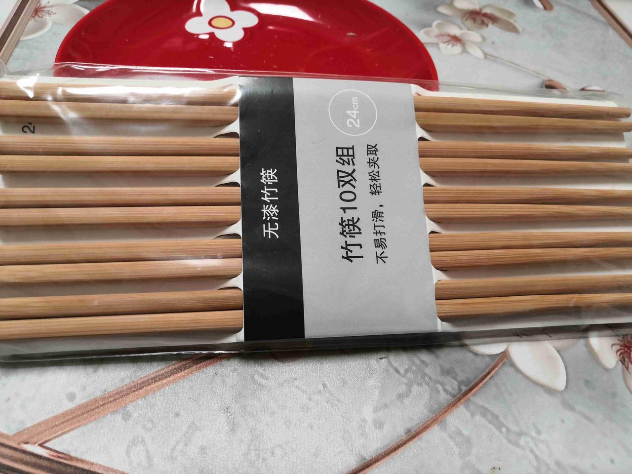 我翻开日历一看，到了农历三月三十，转眼过完新年到今天整整三个月了，我该更换家里的
