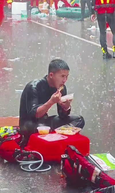 这就是逆行者的担当！哪里有险情哪里就有他们的身影向所有挺身而出的救援英雄致敬你们
