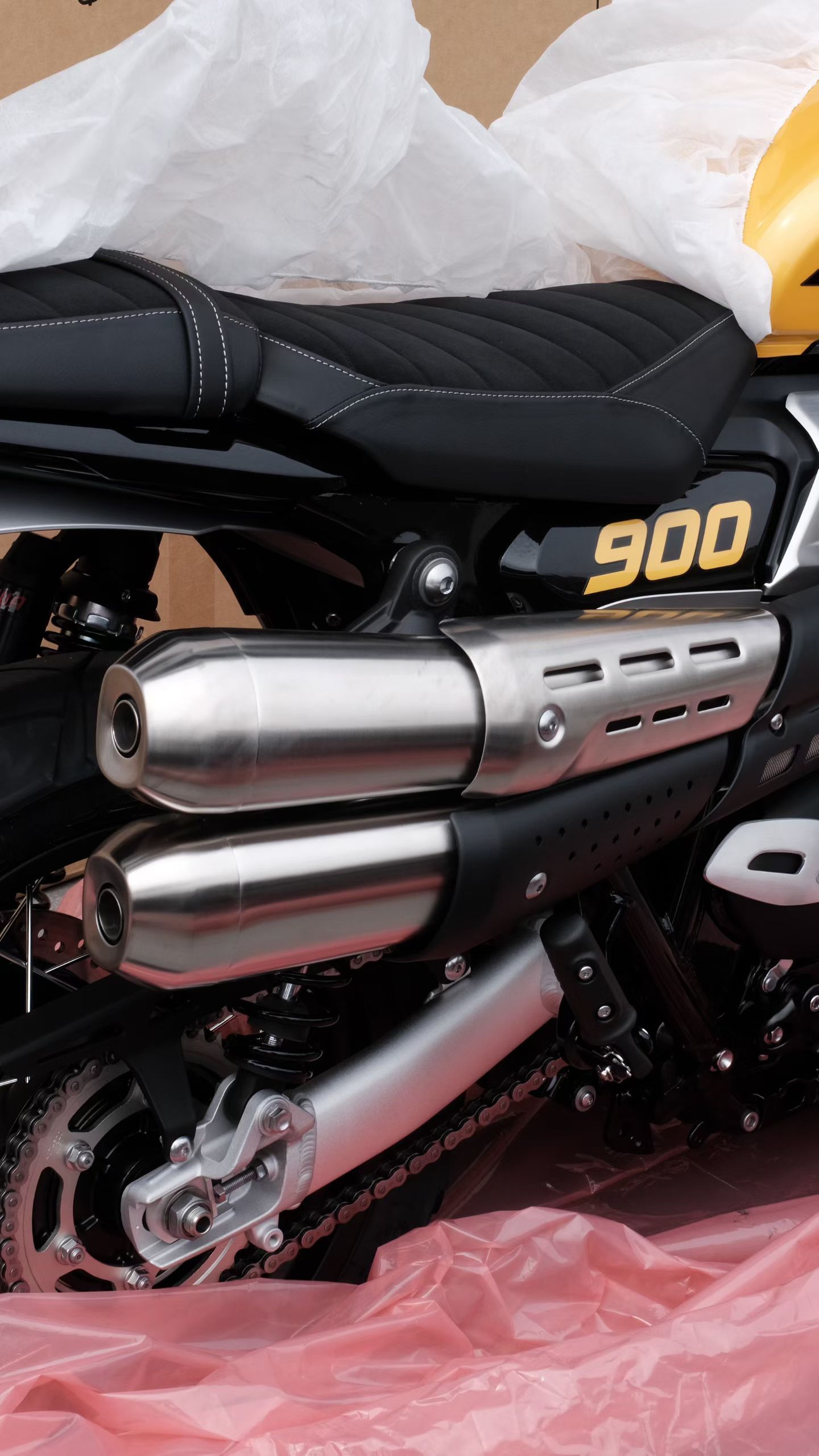 26款新款900小攀爬到店了，两根金叉很耀眼，配色也增加了好几个，下午去看下…