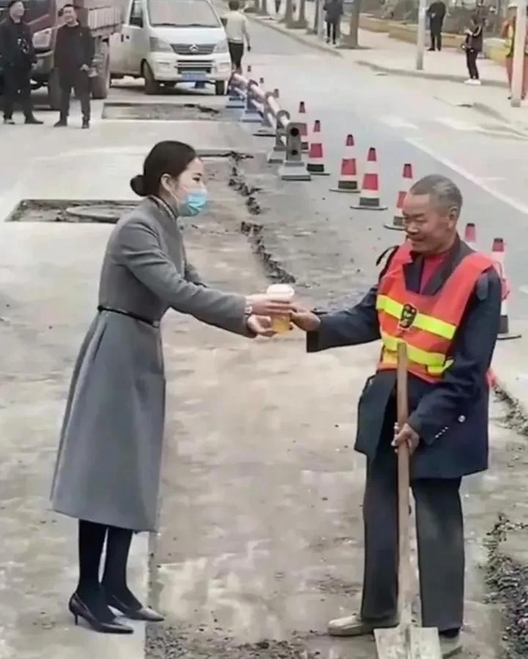 看到第一张照片真的让感动了，可是看到第二张瞬间恶心了！