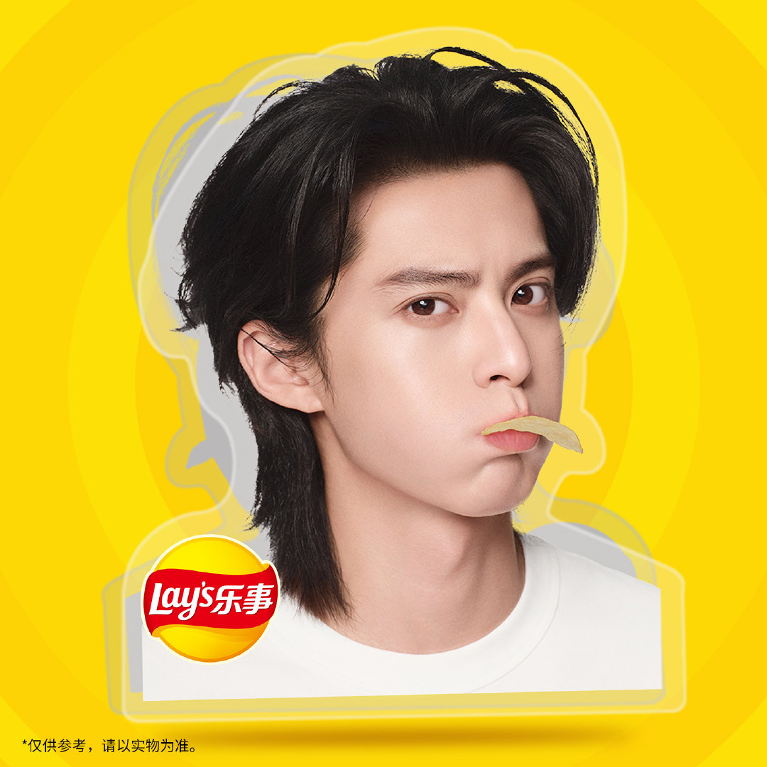 刷到王鹤棣吃零食的片段，发现他连这种日常瞬间都很上镜！没有刻意的表情管理，就自然