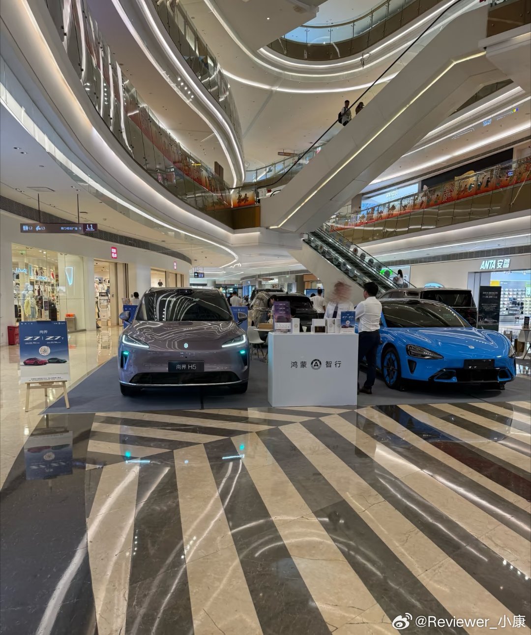 同一个展台，一边是小米，一边是尚界。（线下对线） 