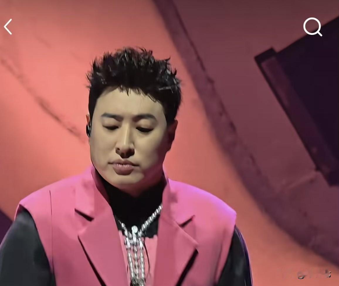 45岁潘玮柏‼️在胖瘦之间“反复横跳”的快乐感[泪奔]
在吃与练之间反复横跳的潘