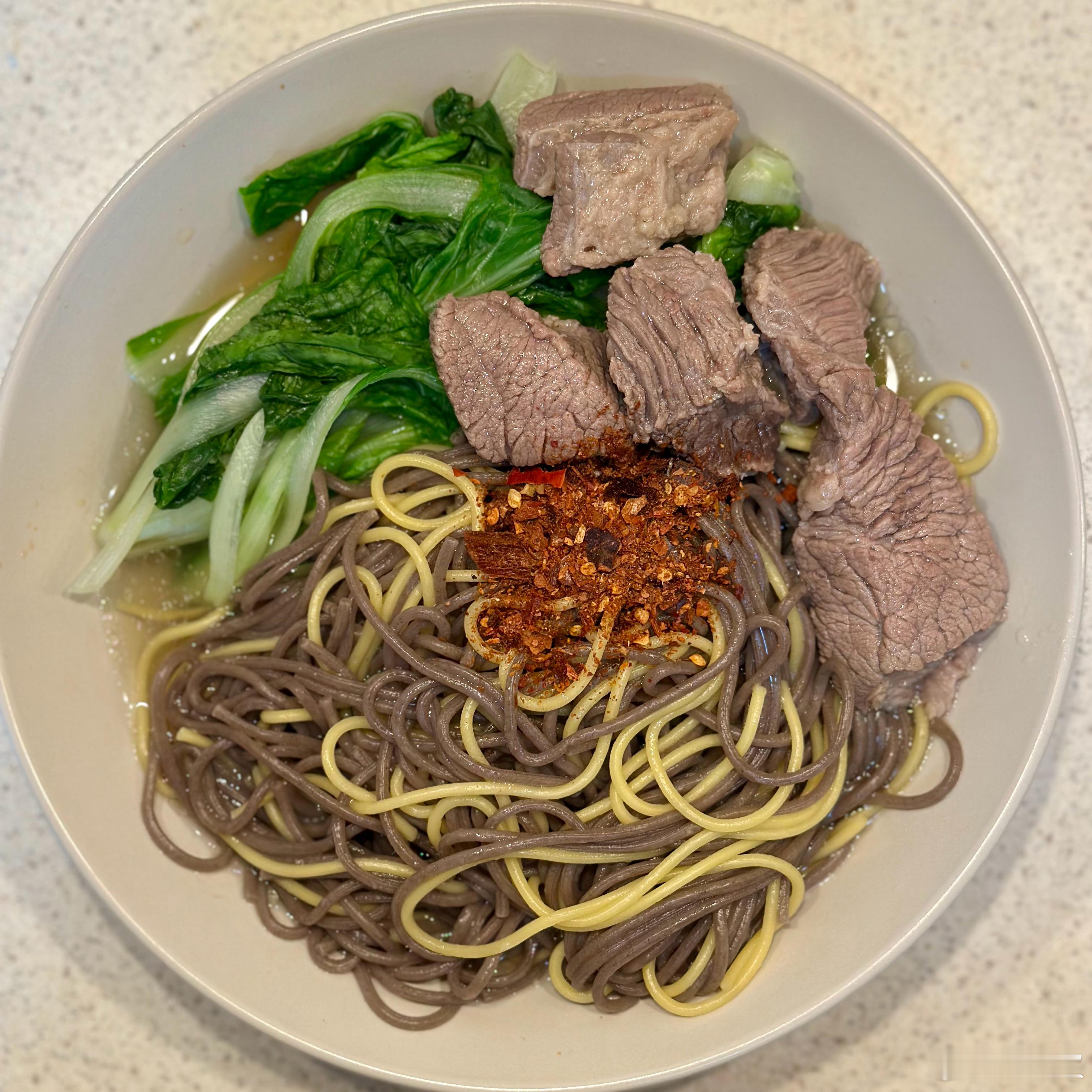 午餐。牛肉200克（生重）、蔬菜面150克、小白菜180克。再来点贵州煳辣椒提味