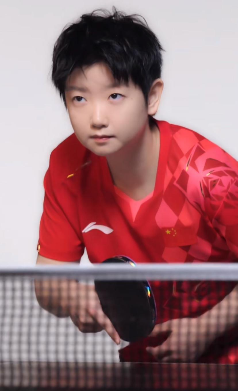 伦敦世乒赛孙颖莎全新队服，
三个动作尽显飒爽。
官网官宣了孙颖莎大赛全新队服，