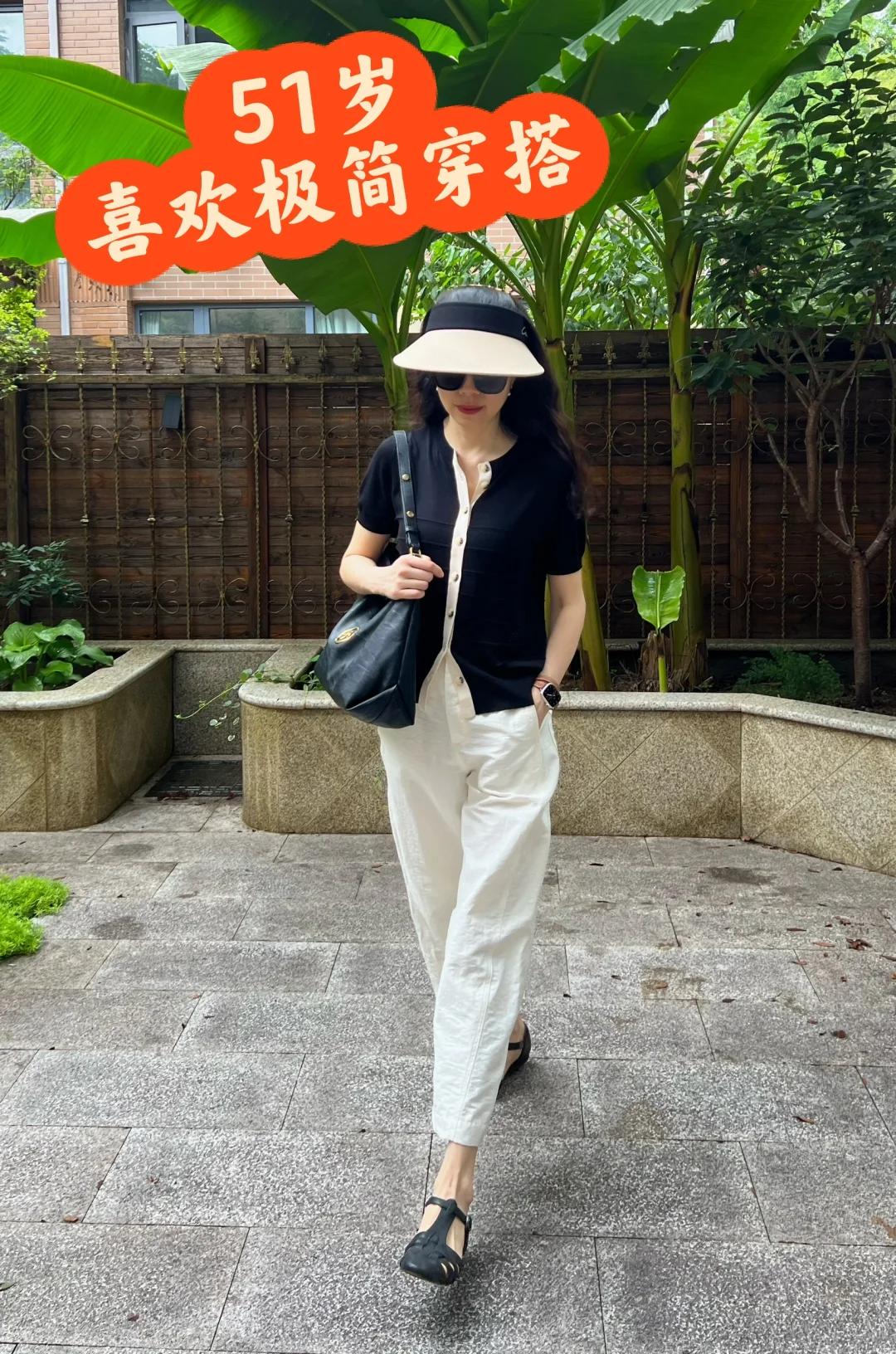 #夏日生活打卡季#🌞夏日轻盈，50+也能绽放极简优雅✨
步入50，岁月沉淀下的