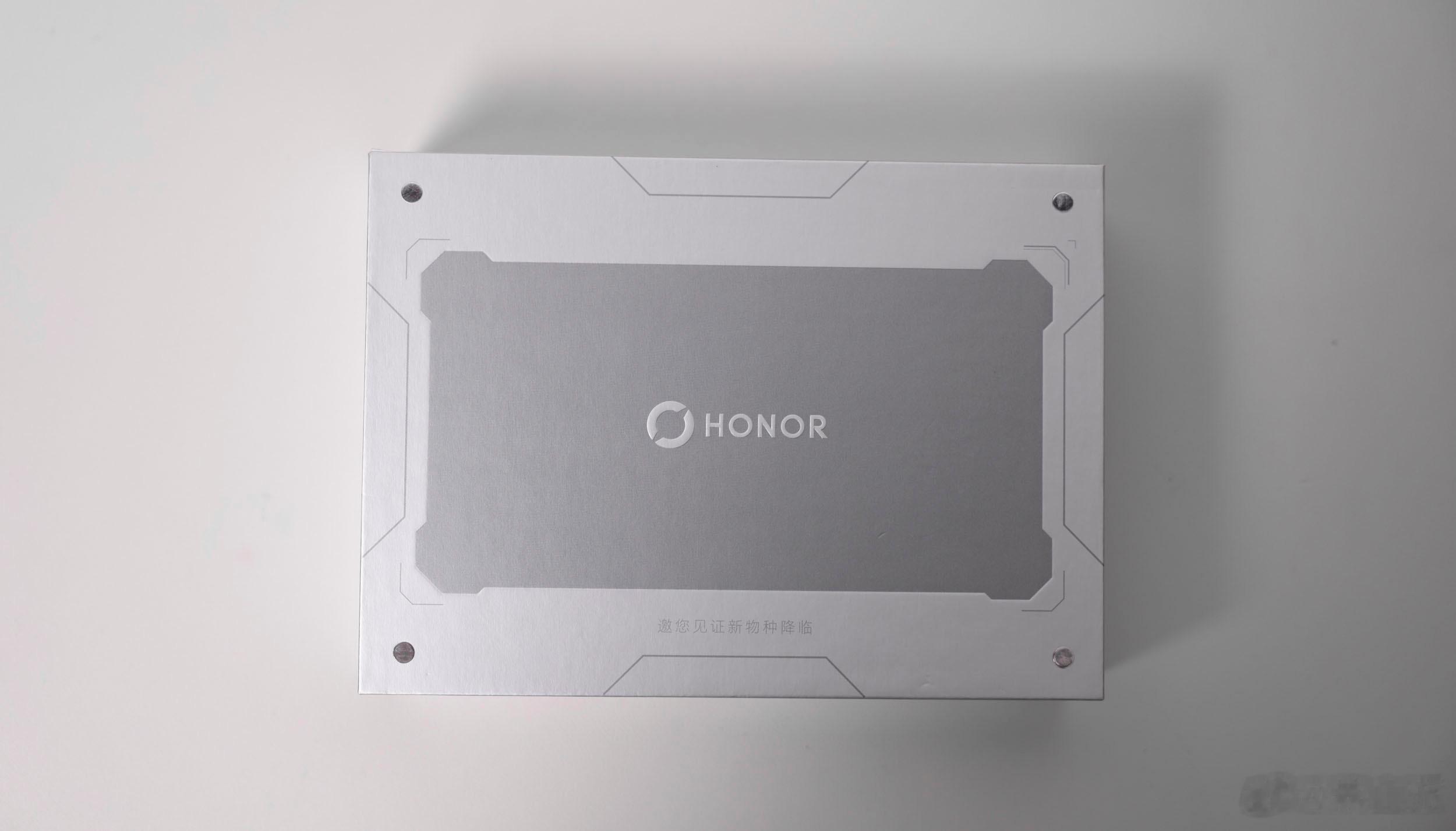 荣耀Robot Phone邀请函收到了，里面是一个简易的投影装置，转动云台还有，