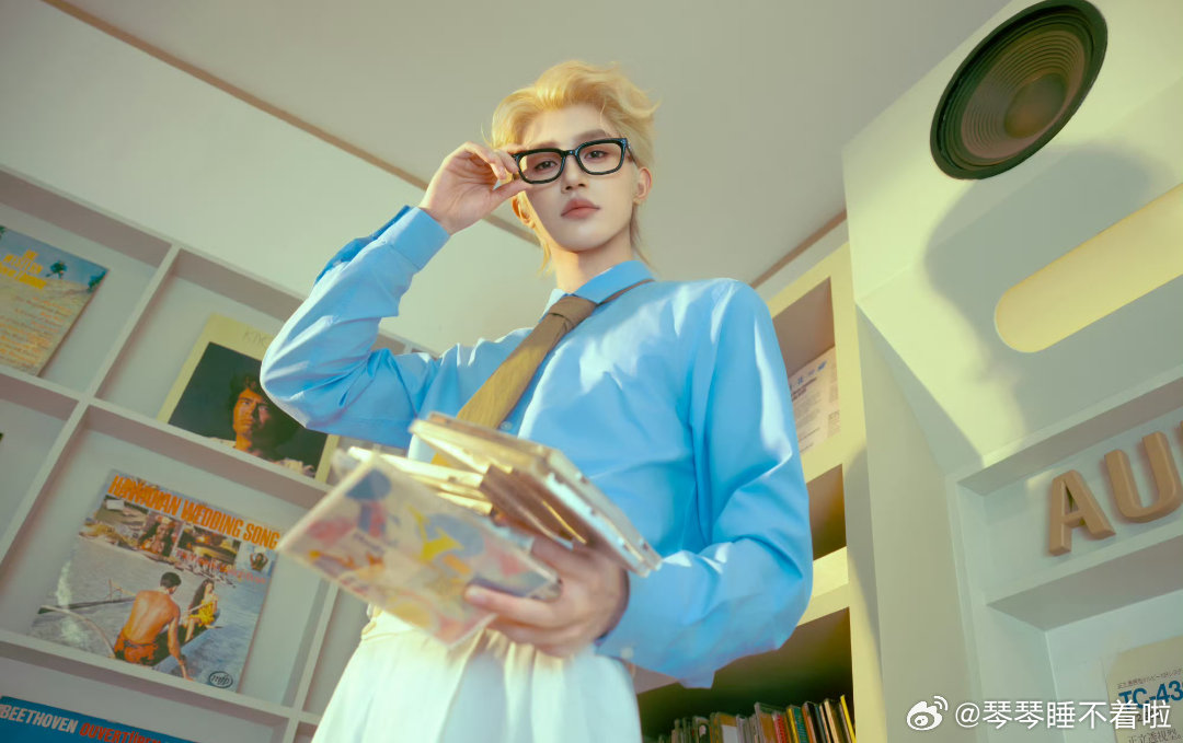 演员张翅 zc张翅 青春的定义是朝阳日落，是少年走向阳光脚印”  "𝓣𝓱𝓮