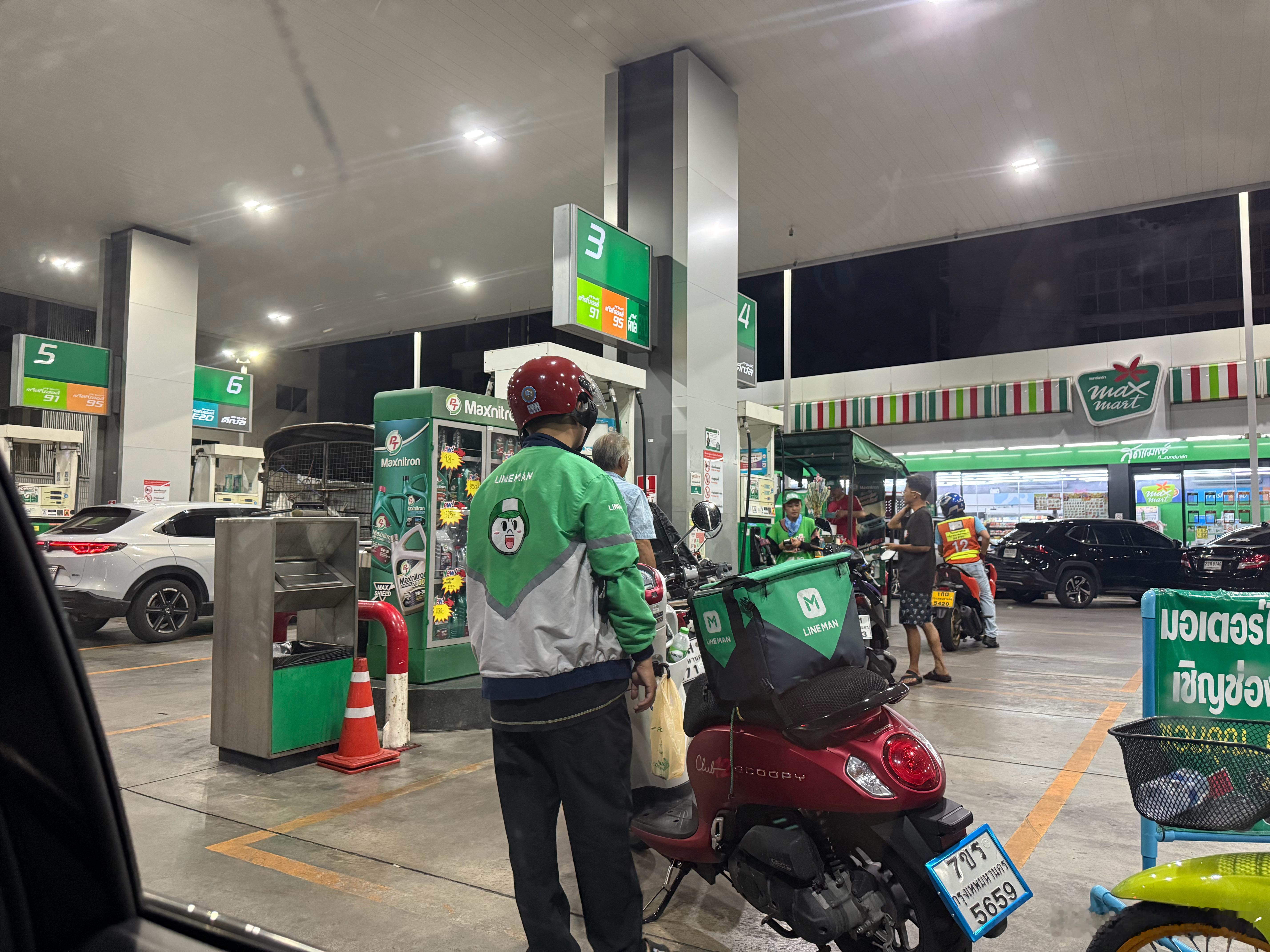 曼谷加油站油价31.99泰铢฿和RMB7块钱 和国内差不多  ​​​