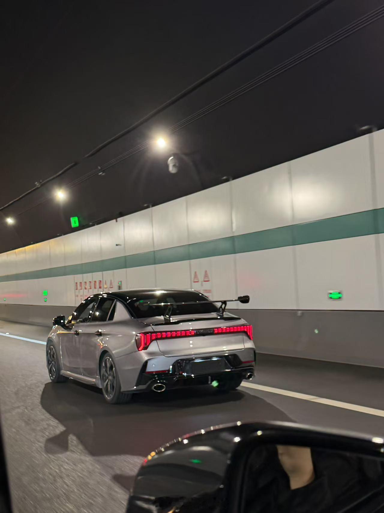 厉害的网友路遇一台拥有03+同款三段可调碳纤维尾翼的领克03，有点意思。领克03